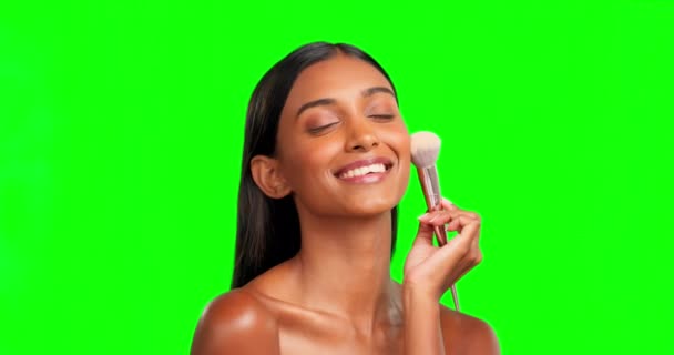 化妆品和面部刷在绿色屏幕 工作室和护肤基金会 脸红或轮廓上 快乐的女模特 美容美发 微笑的色彩背景 — 图库视频影像