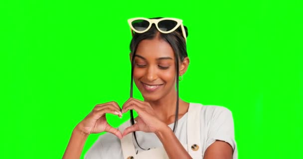 Coração Rosto Mulher Estúdio Com Tela Verde Com Gesto Romântico — Vídeo de Stock