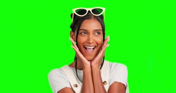 スタジオの背景に隔離された緑のスクリーンに女性の幸せと顔 顔の表情 フレームとモックアップを背景にショックを持つ漫画の女の子の肖像画 — ストック動画