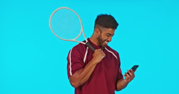 网球和男人笑与绿色屏幕在工作室孤立的蓝色背景 人脸肖像 球拍运动和滑稽的人与手机广告 模型或产品的放置 — 图库视频影像