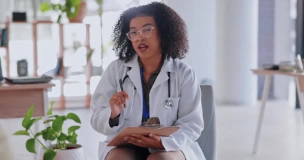 Mujer Médico Consultando Paciente Lista Verificación Con Conversación Consejos Ayuda — Vídeos de Stock