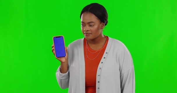 Черная Женщина Телефон Большие Пальцы Вниз Зеленому Экрану Студия Лицо — стоковое видео
