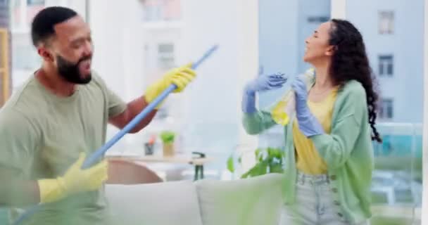 Limpieza Hogar Pareja Cantando Con Escoba Spray Botella Detergente Sala — Vídeos de Stock