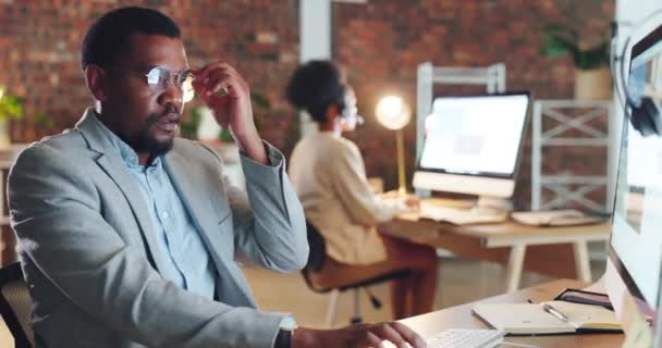 ストレス頭痛 燃え尽き 黒人男性は疲れ 夜のオフィスで圧倒的な仕事量 頭の上で手で不満 過労と疲れている従業員 期限の不安と時間の圧力 — ストック動画