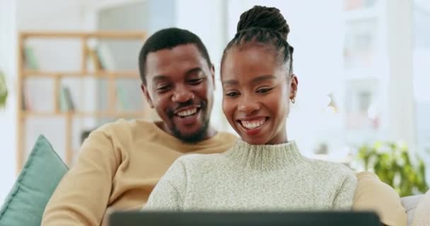 Pareja Negra Laptop Banca Online Jóvenes Planificando Ahorros Inmuebles Inversiones — Vídeo de stock