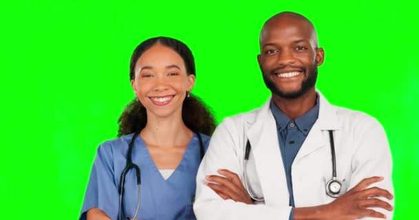 医療イノベーション 開発のチームワークに関する医師の顔 幸せなチームコラボレーション 緑の画面の肖像画 病院看護師とスタジオの背景にクロマキー外科医 — ストック動画