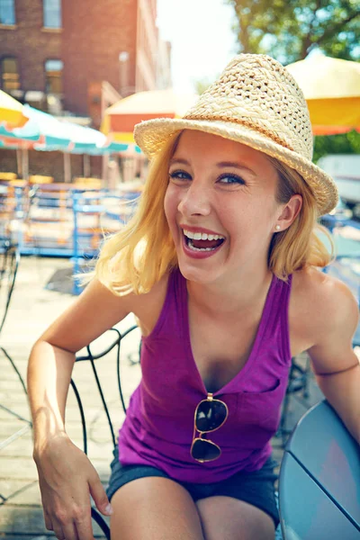 今年の夏はみんな笑顔です 屋外カフェに座っている魅力的な若い女性の肖像画 — ストック写真