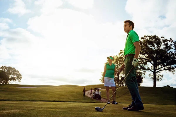 Anticipation Couple Jouant Golf Ensemble Sur Fairway — Photo
