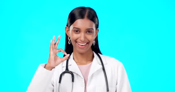 Добре Рука Жінка Лікар Ізольовані Синьому Тлі Успіху Охороні Здоров — стокове відео
