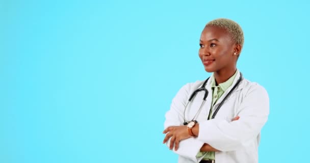 Mulher Negra Maquete Retrato Médico Com Braços Cruzados Sorrir Estúdio — Vídeo de Stock