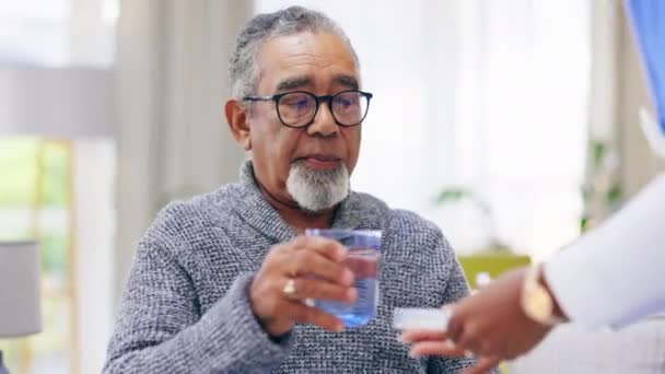 Medicina Ajuda Enfermeira Com Homem Velho Pílulas Para Casa Repouso — Vídeo de Stock