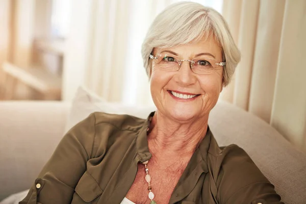 Hou Van Pensioen Gesneden Portret Van Een Oudere Vrouw Thuis — Stockfoto
