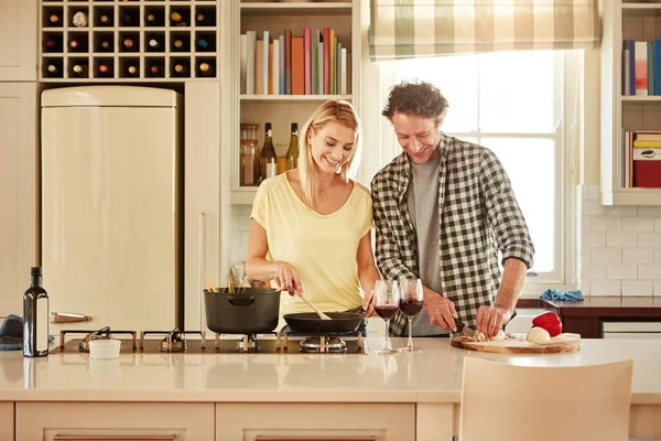Adoramos Entrar Cozinha Juntos Casal Cozinhar Uma Refeição Juntos Casa — Fotografia de Stock