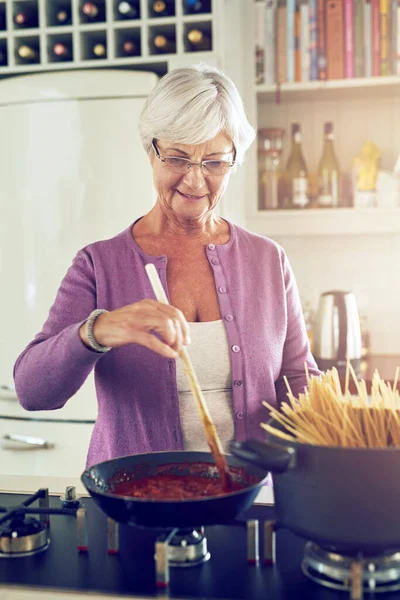 Shes Still Best Cook Family Senior Woman Cooking Her Kitchen — Stock Photo, Image