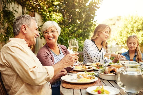 Theres Family Theres Food Family Eating Lunch Together Outdoors — Stock Photo, Image