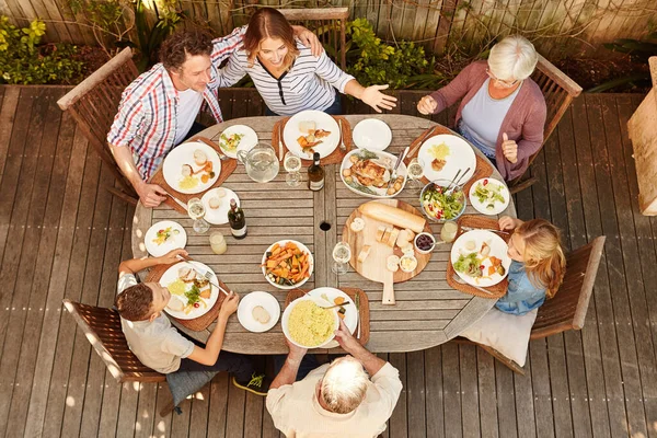 该吃大餐了一个家庭在户外吃午饭的高角镜头 — 图库照片