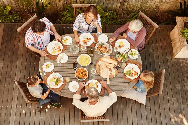 Idealny Sposób Spędzenie Czasu Rodziną Duże Ujęcie Rodziny Jedzącej Lunch — Zdjęcie stockowe