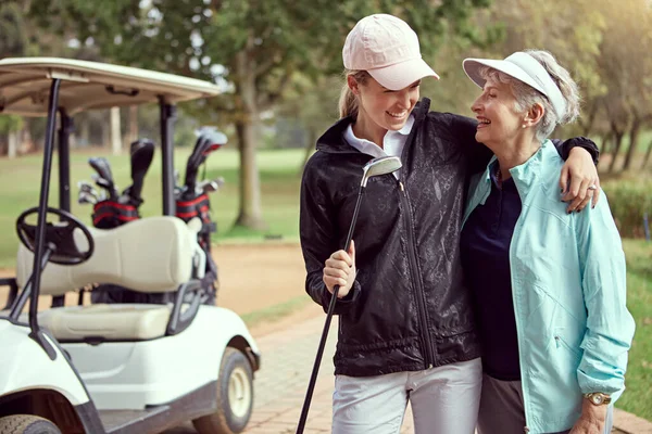 Užívají Spolu Golf Starší Žena Její Dospělá Dcera Těší Den — Stock fotografie