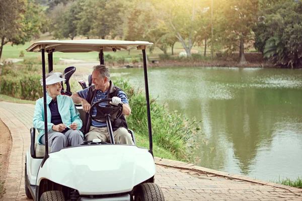 Jezdí Mezi Auty Usmívající Starší Pár Vozíku Golfovém Hřišti — Stock fotografie