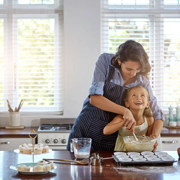 Laat Helpen Mijn Cupcake Een Moeder Haar Dochter Bakken Keuken — Stockfoto