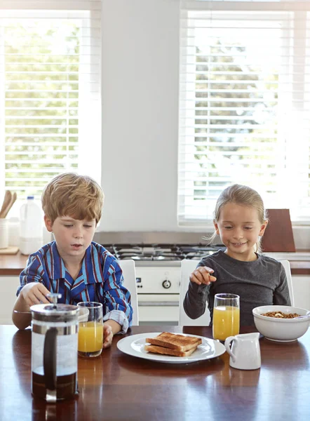 Son Tan Adorables Dos Hermanos Desayunando Juntos Casa — Foto de Stock