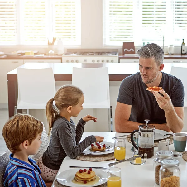 Padre Con Manos Masa Una Familia Desayunando Juntos — Foto de Stock
