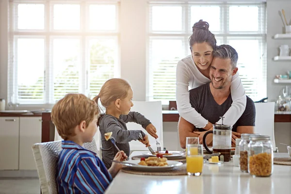 Завтрак Обеспечивает Энергией Необходимыми Питательными Веществами Семья Завтракающая Вместе — стоковое фото