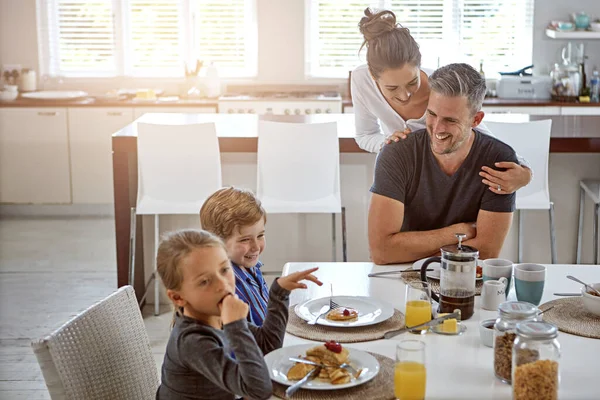 建立牢固的家庭联系 一家人一起吃早餐 — 图库照片