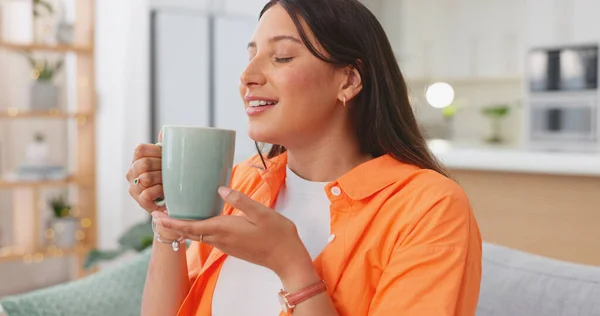 Rahatla Düşün Kahve Molasında Mutlu Bir Kadın Yüzünde Huzur Sükunetle — Stok fotoğraf
