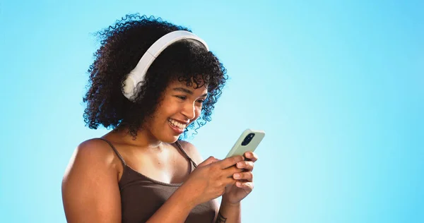 Femme Noire Téléphone Écouteurs Isolés Sur Fond Bleu Écoutant Musique — Photo