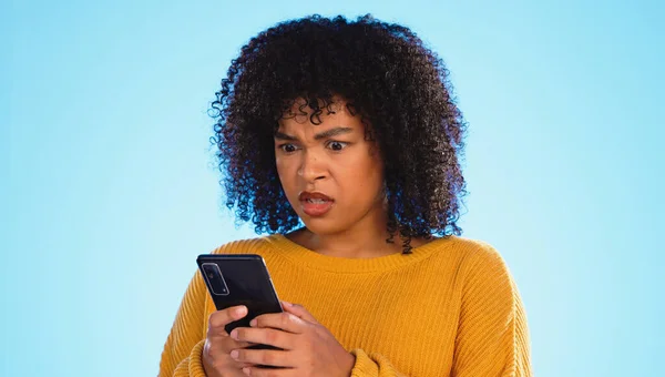 Boos Smartphone Zwarte Vrouw Schreeuwen Stress Sociale Media Met Meisje — Stockfoto