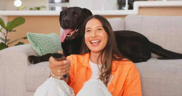 Mujer Riendo Viendo Televisión Con Perro Sala Estar Para Espectáculo — Foto de Stock