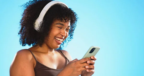 Czarna Kobieta Telefon Słuchawki Odizolowane Niebieskim Tle Słuchające Muzyki Social — Zdjęcie stockowe