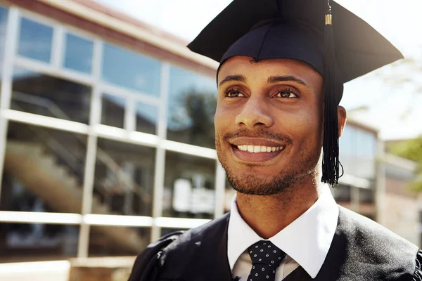 Készen Áll Jövőre Egy Mosolygó Egyetemi Hallgató Diplomaosztó Napján — Stock Fotó