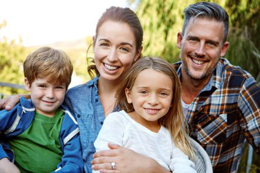 Aile en önemli şeydir. Dışarıda birlikte vakit geçiren mutlu bir ailenin portresi.