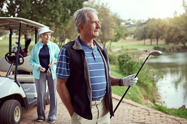 Klubtagság Előnyei Egy Idősebb Pár Élvezi Golfpályát — Stock Fotó