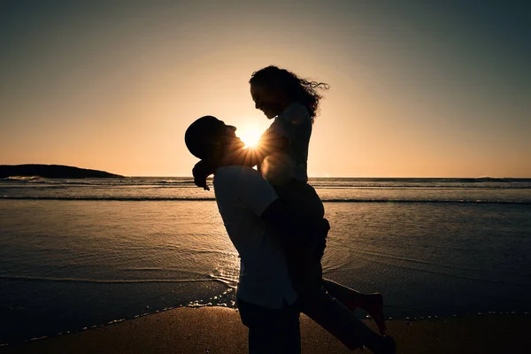 轮廓和夕阳与一对恋人在海滩上浪漫 深情和夏日 与男人和女人欢欢喜喜地拥抱结婚纪念日 结婚和节日期间的支持 — 图库照片
