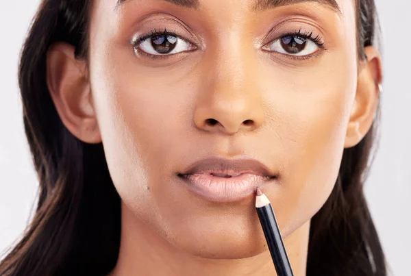 Kvinna Ansikte Närbild Och Porträtt Med Läpp Liner Makeup Skönhet — Stockfoto