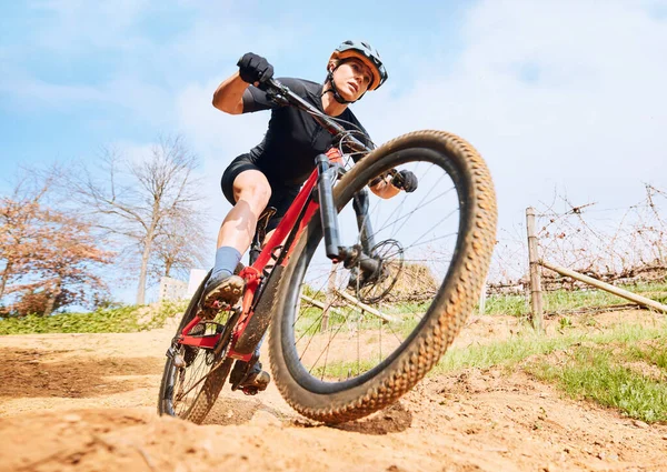 Irk Doğa Bisikletli Bir Adam Kırsalda Bisiklet Spor Antrenman Için — Stok fotoğraf