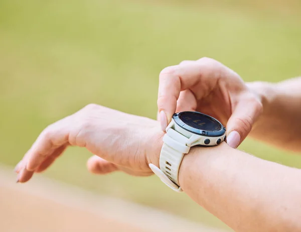 Handen Beweging Slim Horloge Met Een Sporter Buiten Het Controleren — Stockfoto