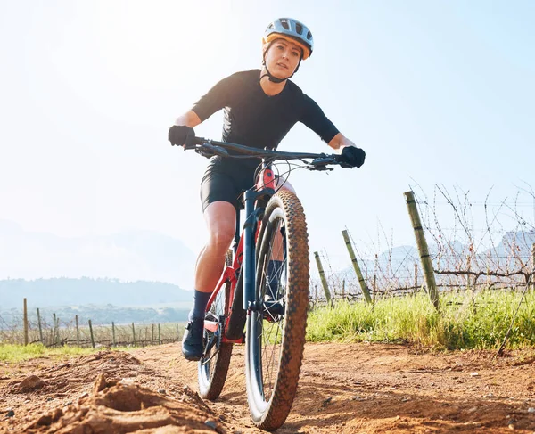 骑自行车的女人 户外运动 健康训练 竞争和锻炼 女运动员或骑自行车的人 马拉松和农村之旅的冒险和练习 — 图库照片