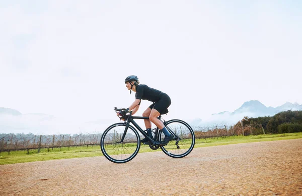 与大自然中的女性一起骑车 训练和健身 并成为比赛 锻炼和挑战的典范 与骑自行车旅行 冒险和有氧运动的女骑手一起运动 锻炼和旅行 — 图库照片