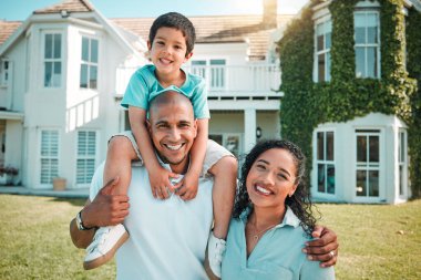 Anne, baba ve çocuk bir aile olarak evin arka bahçesinde gülümseyerek, sevgiyle ve özenle. Erkek, kadın ve çocuk portre, güvenlik ve kaliteli zaman sigortası için aileleri ve mutlulukları var..