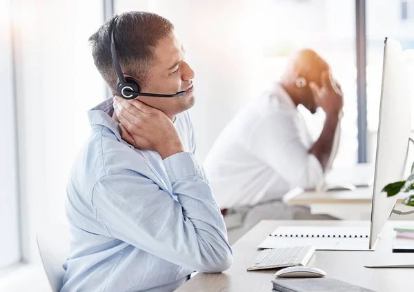 Nek Pijn Stress Van Mens Call Center Gewrichtsontsteking Vermoeide Adviseur — Stockfoto