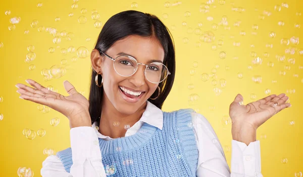 Щасливі Бульбашки Портрет Жінки Студії Окулярами Догляду Очима Оптичного Здоров — стокове фото
