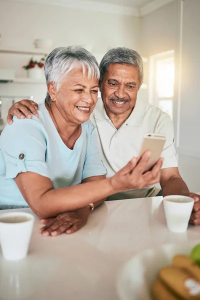 Telefon Video Görüşmesi Mutfaktaki Yaşlı Çift Mutlu Mesut Gülümseyin Evlerinde — Stok fotoğraf
