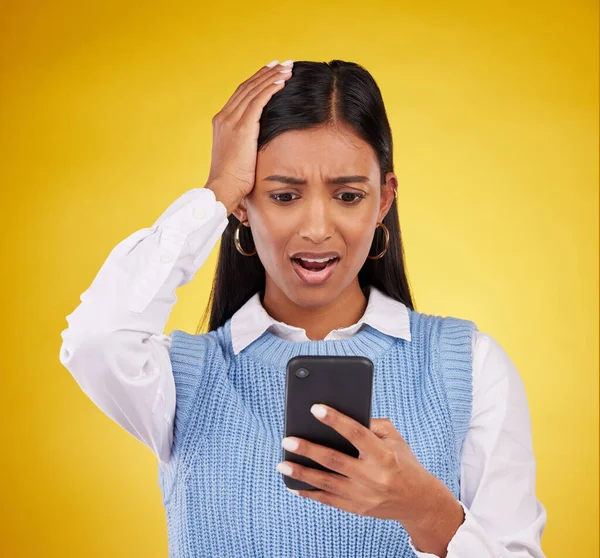 Probleem Slecht Nieuws Een Vrouw Met Een Melding Een Telefoon — Stockfoto