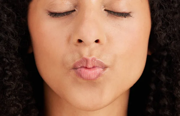 Closeup Beijo Beleza Com Lábios Mulher Para Autocuidado Maquiagem Natural — Fotografia de Stock