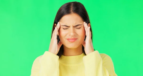 沮丧和一个女人与头痛在绿色屏幕上隔离在工作室的背景 在一个模拟的背景下 一个女孩在她的太阳穴按摩以减轻偏头痛 焦虑和疼痛 — 图库照片