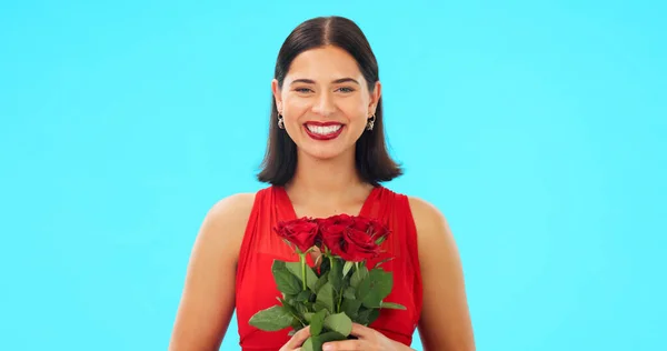 スタジオでのバラの花 顔と幸せな女性 青の背景と色の背景 ロマンチックなプレゼントとバレンタインデーのお祝いのための女性モデル 植物の花束と花の贈り物の肖像 — ストック写真